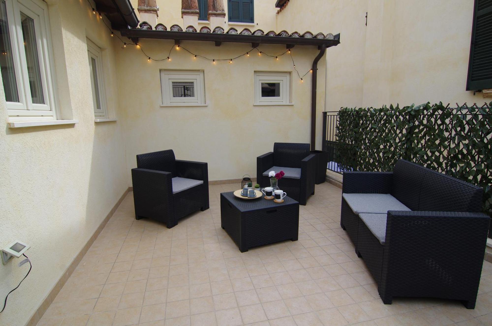 Cozy House Con Corte Privata In Centro Storico Aq 라킬라 외부 사진